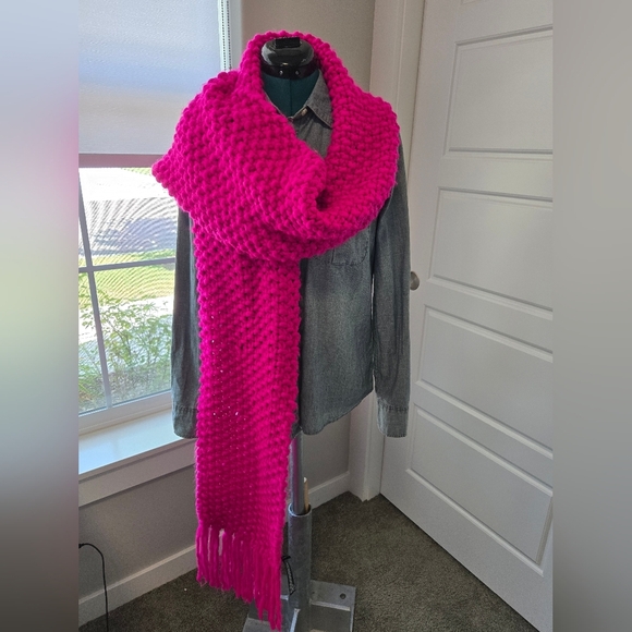 EXPRESS CHUNKY KNITWEAR OVERSIZE HOT PINK SCARF FRINGE ENDS WOMEN OS WARM COZY - Picture 4 of 12